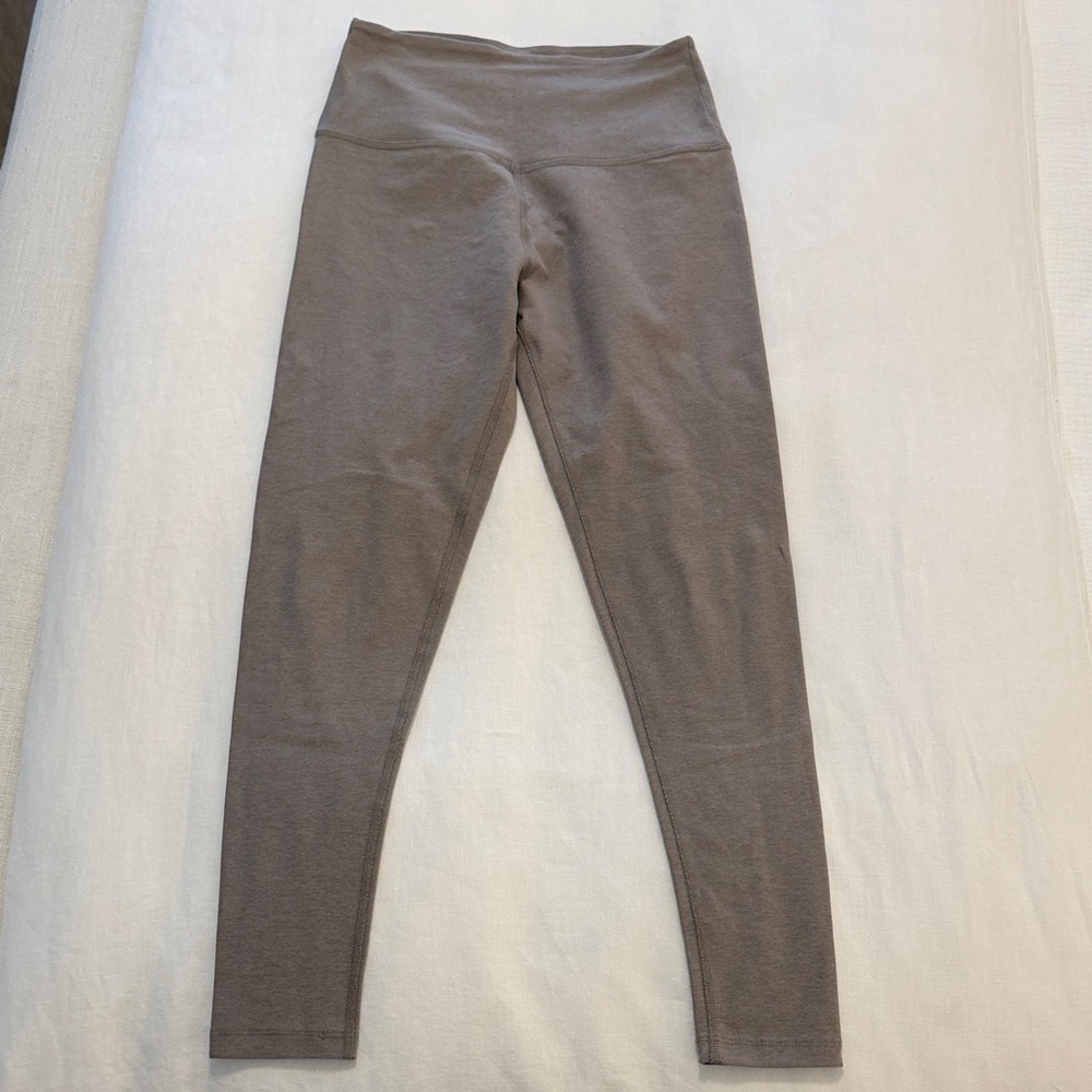 Beyond Yoga High-Rise Leggings in Taupe Gray